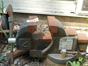 lot 38303 image: Machinists Bench Vise
