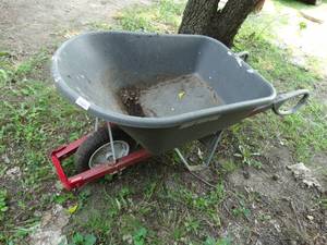 lot 38310 image: True Temper Wheel Barrow