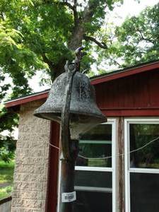 lot 38311 image: Vintage Outdoor Dinner Bell