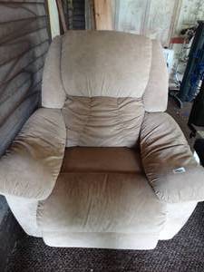 lot 38278 image: Very Comfy Oversized Tan Recliner