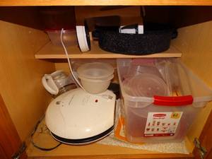 lot 38268 image: Cabinet full of various kitchen ware