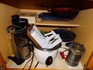 lot 38269 image: Cabinet full of various kitchen ware