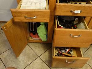 lot 38261 image: Kitchen drawers full of assorted kitchenware