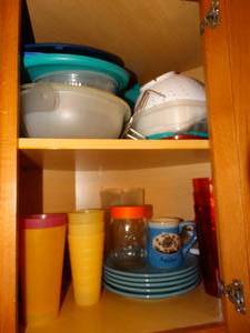 lot 38257 image: Cabinet full of various kitchen ware