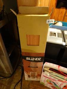 lot 38234 image: 31 x 64 wood blinds- New