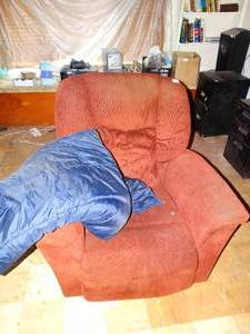lot 38229 image: Recliner & blanket