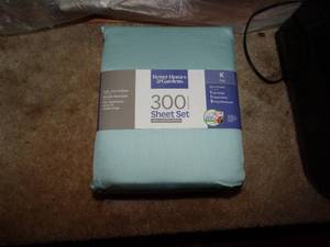 lot 38219 image: New- Better Homes & Gardens King size sheet set