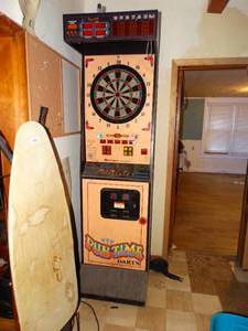 lot 38209 image: Coin-Operated Pub Time Darts Game with Darts