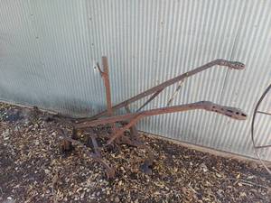 lot 1002 image: Walk Behind Cultivator