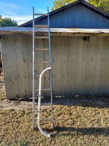 lot 1003 image: Extension ladder and stabilizer bar