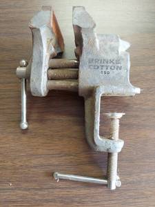 lot 1013 image: Clamp-on vise