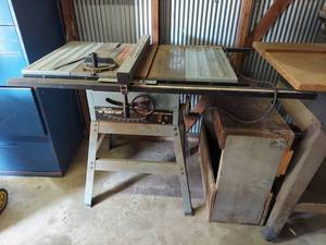 lot 1020 image: Delta 10in Table Saw