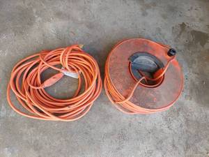 lot 1025 image: 2 Extension Cords - 1 has Winder