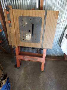 lot 1029 image: Saw Table