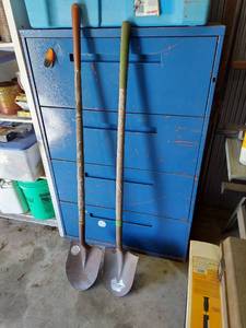 lot 1035 image: 2 Shovels