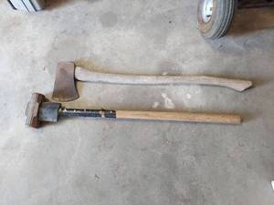 lot 1042 image: 6 LB Sledgehammer and Axe