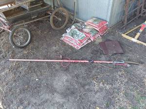lot 1052 image: Fiberglass Extendable Pole Saw