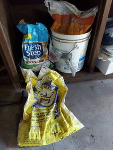 lot 1181 image: ice melt and cat litter