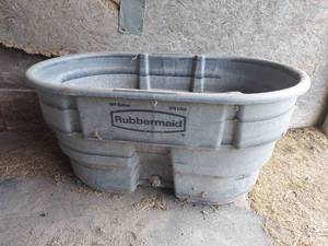 lot 1187 image: Rubbermaid 100 gal stock tank