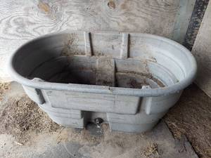 lot 1188 image: Rubbermaid 100 gal stock tank