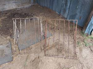 lot 1189 image: 2 Hanging Feed Bunks