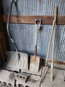 lot 1193 image: Long Handle Tools - Snow Shovel