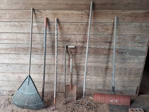 lot 1206 image: Long Handled Tools