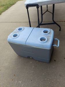 lot 1223 image: Rubbermaid cooler on wheels (Missing Plug)