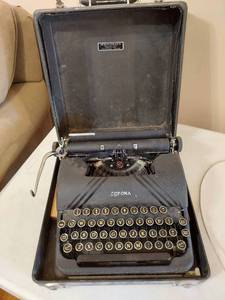 lot 1276 image: Typewriter