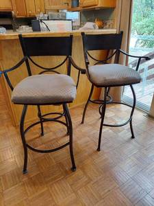 lot 1280 image: 2 bar stools