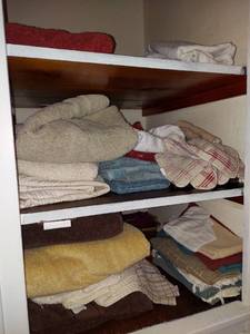 lot 1283 image: Contents of Linen Closet - Towels
