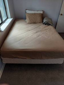 lot 1285 image: queen bed with bedding