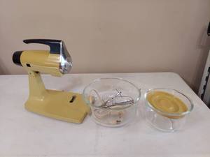 lot 1302 image: Sunbeam Mixmaster Mixer and bowls