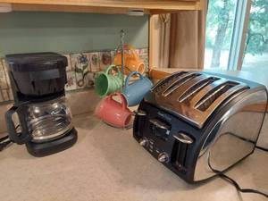 lot 1308 image: Coffee Maker, Mugs and Toaster