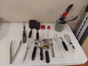 lot 1314 image: utensils with longaberger holder