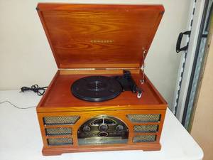 lot 1317 image: Crosley Stereo with Turntable, CD Player and cassette