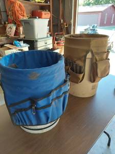 lot 1079 image: 2 buckets with tool holder