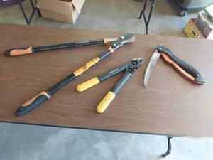 lot 1092 image: Loppers, Clippers and Saw