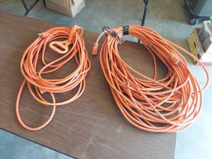 lot 1093 image: 2 extension cords