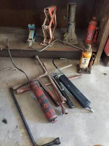 lot 1136 image: Jacks, grease guns and 4 way