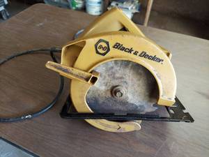 lot 1146 image: Black and Decker circular saw