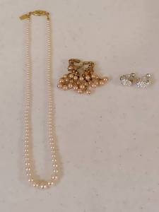 lot 1342 image: necklace and 2 earrings