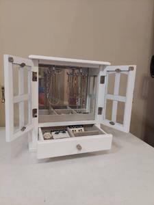 lot 1346 image: jewelry Box and Contents