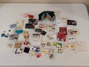 lot 1347 image: assorted earrings