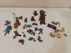 lot 1352 image: Assorted Jewelry and Pins