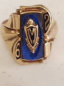 lot 1382 image: gentlemans class ring - marked 10k