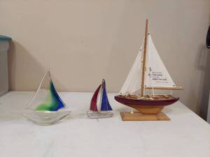 lot 5426 image: 3 Sailboat Models - Glass One Has Broken Tip