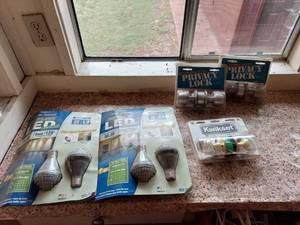 lot 5435 image: Door Knobs and Light Bulbs