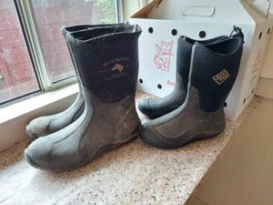 lot 5437 image: 2 Pair Muck Boots