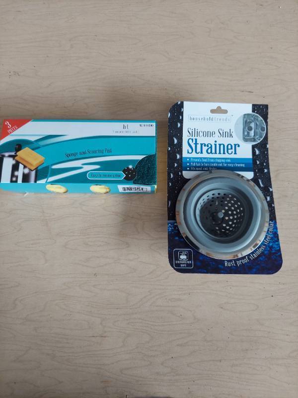 lot 2516 image: 3 pack sponges and silicone strainer